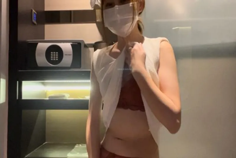 打掃房間時，發現一根好大的棒棒❗️三點全露