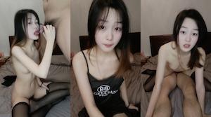 颜值很高的清纯小女友，穿上性感的黑丝高跟妩媚风骚诱人，给小哥口交大鸡巴无套抽插多体位蹂躏爆草直接内射