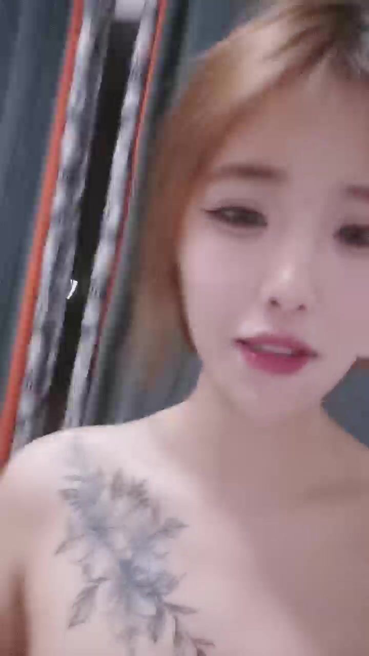 老主播套路婊第一视角掰穴自慰，道具插穴，火机燎逼毛，卖力口活手持镜头操逼，直接内射1的封面图