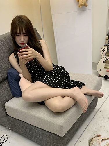 难得一见的清纯又骚气的反差婊，各种场合调教她，玩各种轻度SM 美腿丝袜足交等11的封面图