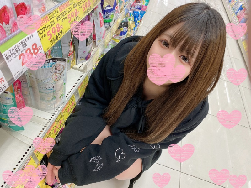 【晒脸】底层男人们玷污了用嗲声嗲气迷惑男人的苗条的孔咖啡店小姐。