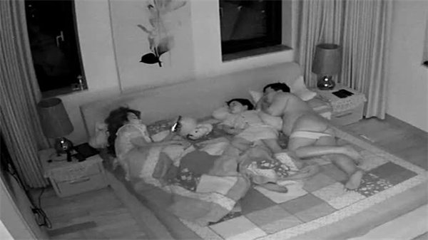 黑客破解家庭摄像头偷拍夫妻_