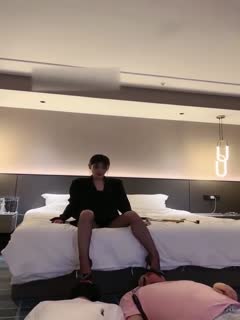 黑丝长腿御姐调教2个男奴皮鞭抽脸辱骂舔脚男狗爬过来