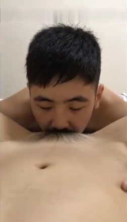 骚妹子一根肉棒不够吃两个纹身大汉才能喂饱她