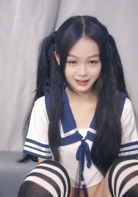 双马尾清纯美少女情趣学生制服娇小身材卡哇伊跳蛋震小穴震动棒插入翘起屁股特写视角