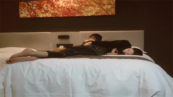 新人探花二号选手酒店约操气质少妇撩起裙子吸吮奶子的封面图