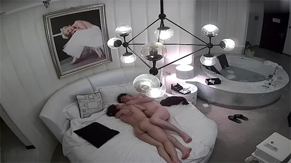 眼镜哥带着美女酒店开房连干3炮